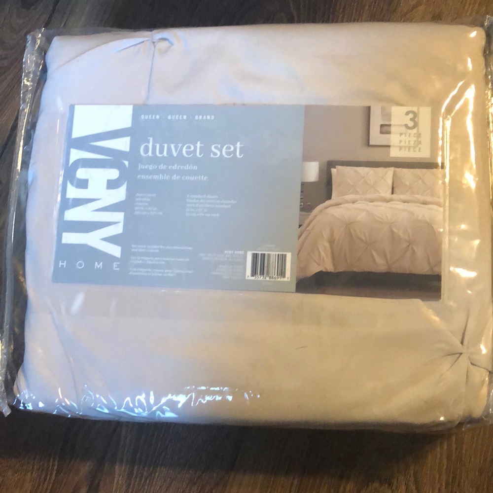 VCNY Queen Duvet Set - duvet cover and 2 standard shams - Taupe color - NEW